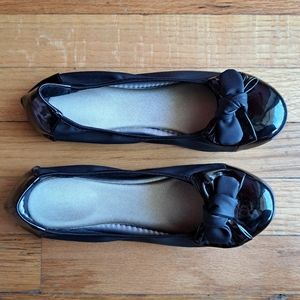 Shiny Patent Black flats with bow